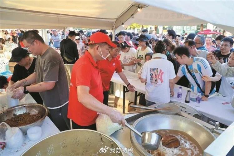 开云体育-快来品尝！持镇江苏超球票可以免费吃特色面