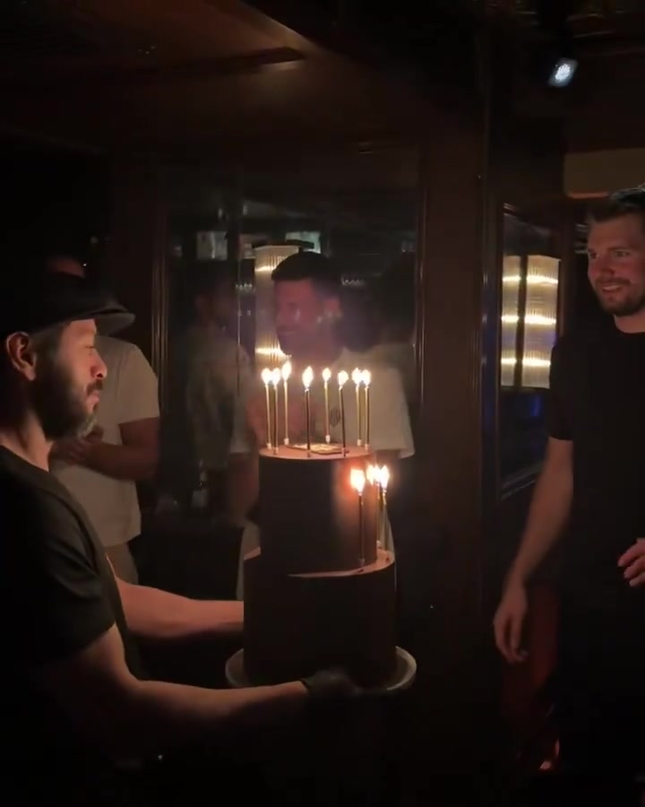 注册领彩金-😍东契奇和德约科维奇一同庆祝生日 还有性感舞女表演