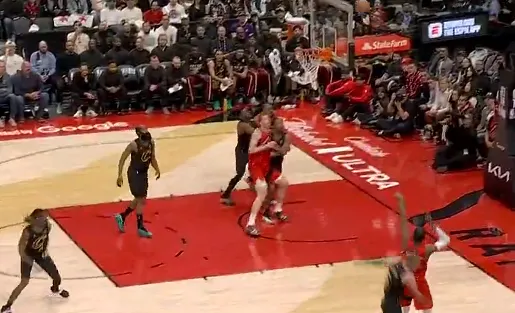 官方网站-巴雷特底角接球命中球队首记三分球，此前14投0中